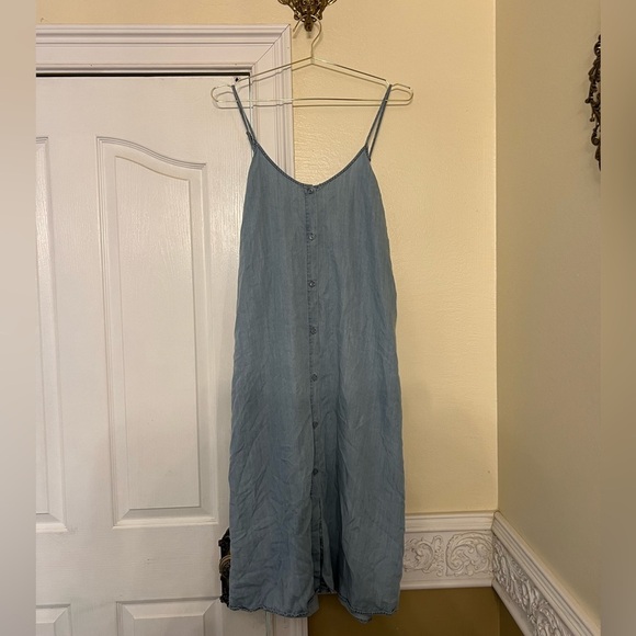 Lulus Dresses & Skirts - LULU’S Lyocell Chambray Button Spaghetti Strap Flowy Dress, Size Medium.